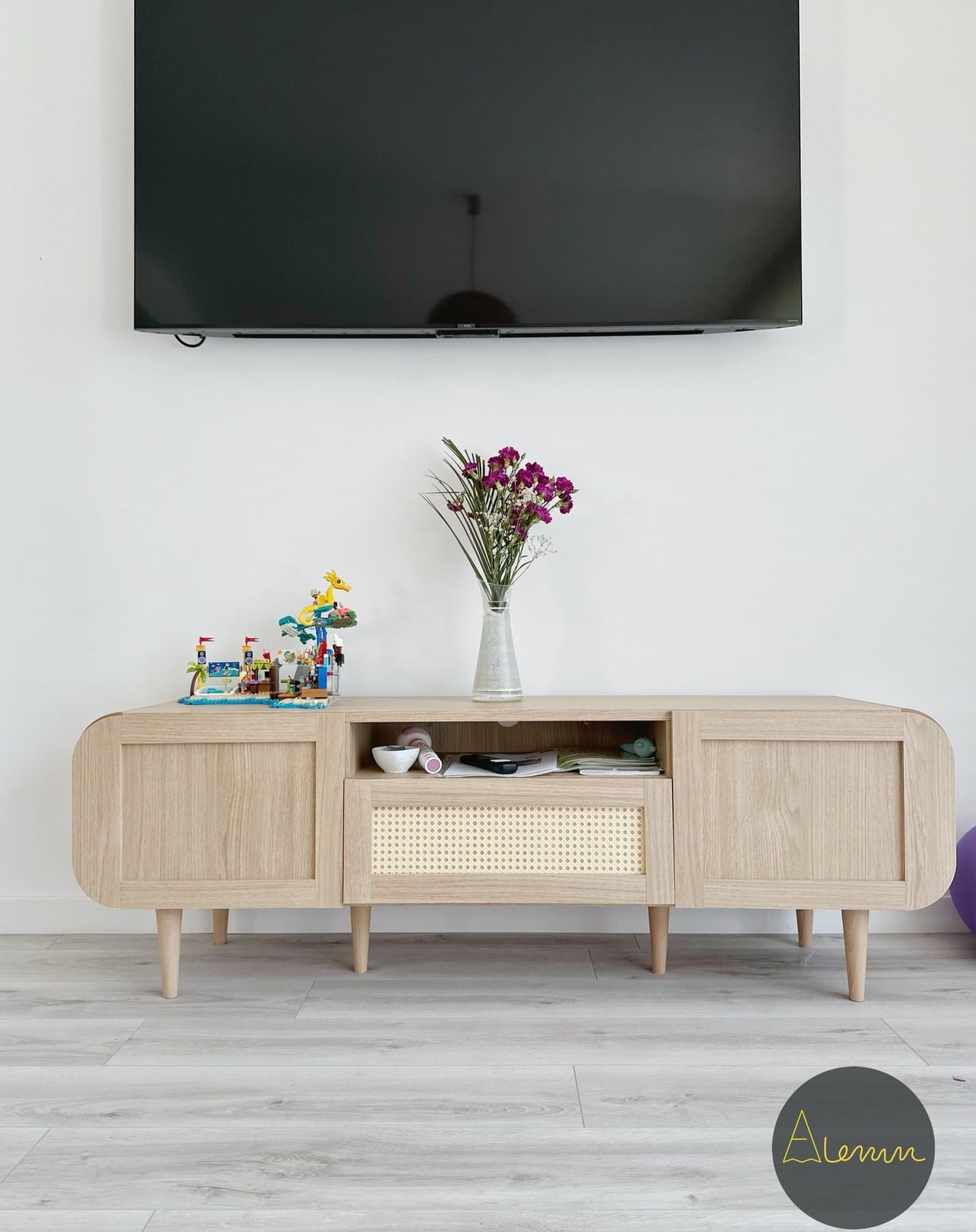 Comodă TV cu fronturi cu model împletit