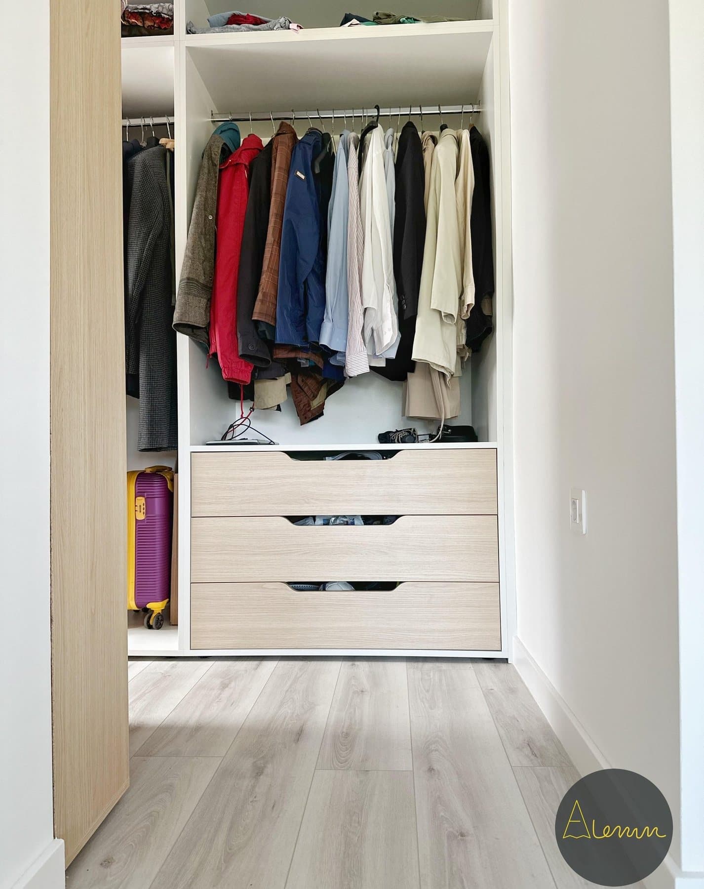 Dressing deschis cu bară, rafturi și sertare