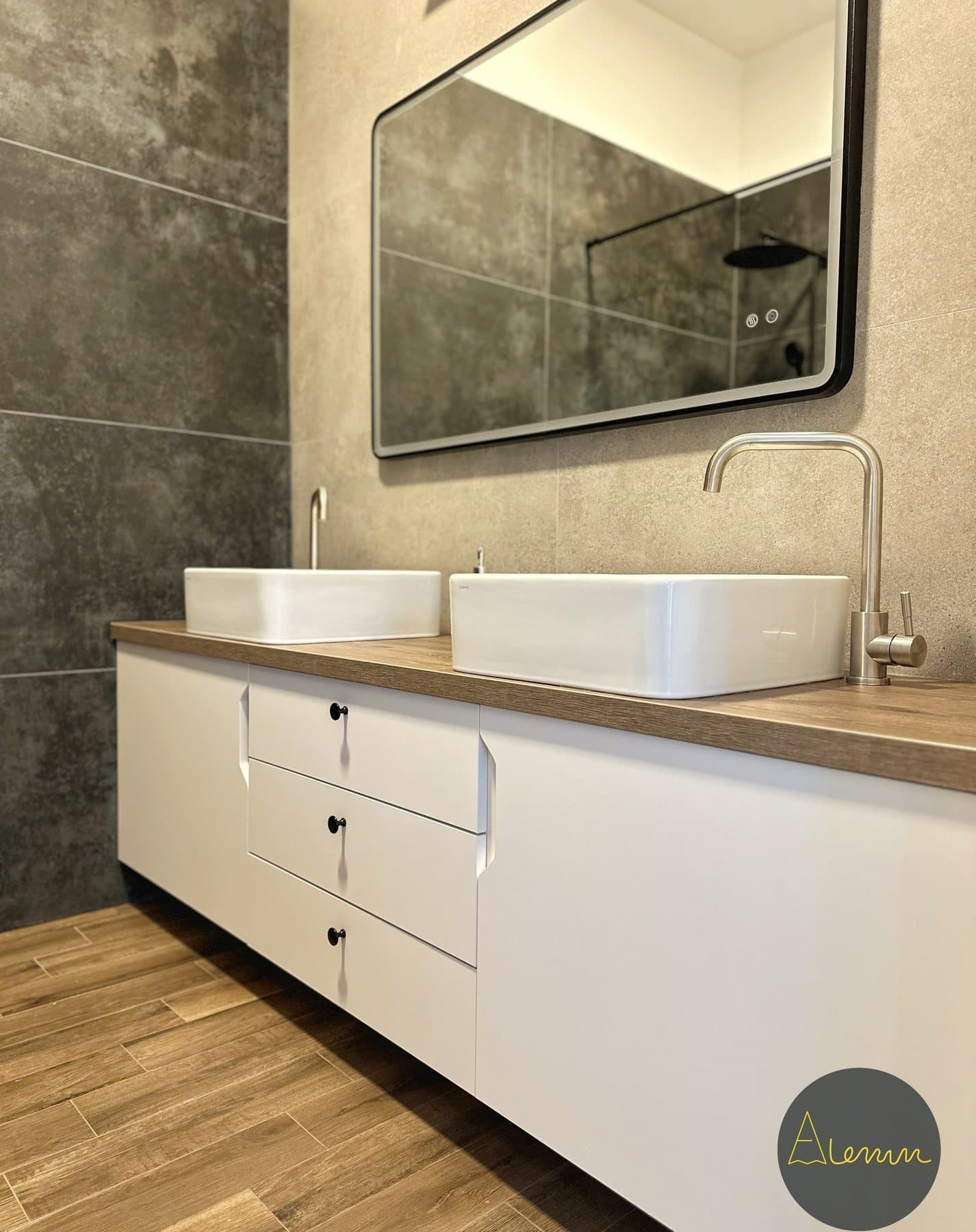 Mobilier de baie alb cu două lavoare și blat în decor lemn