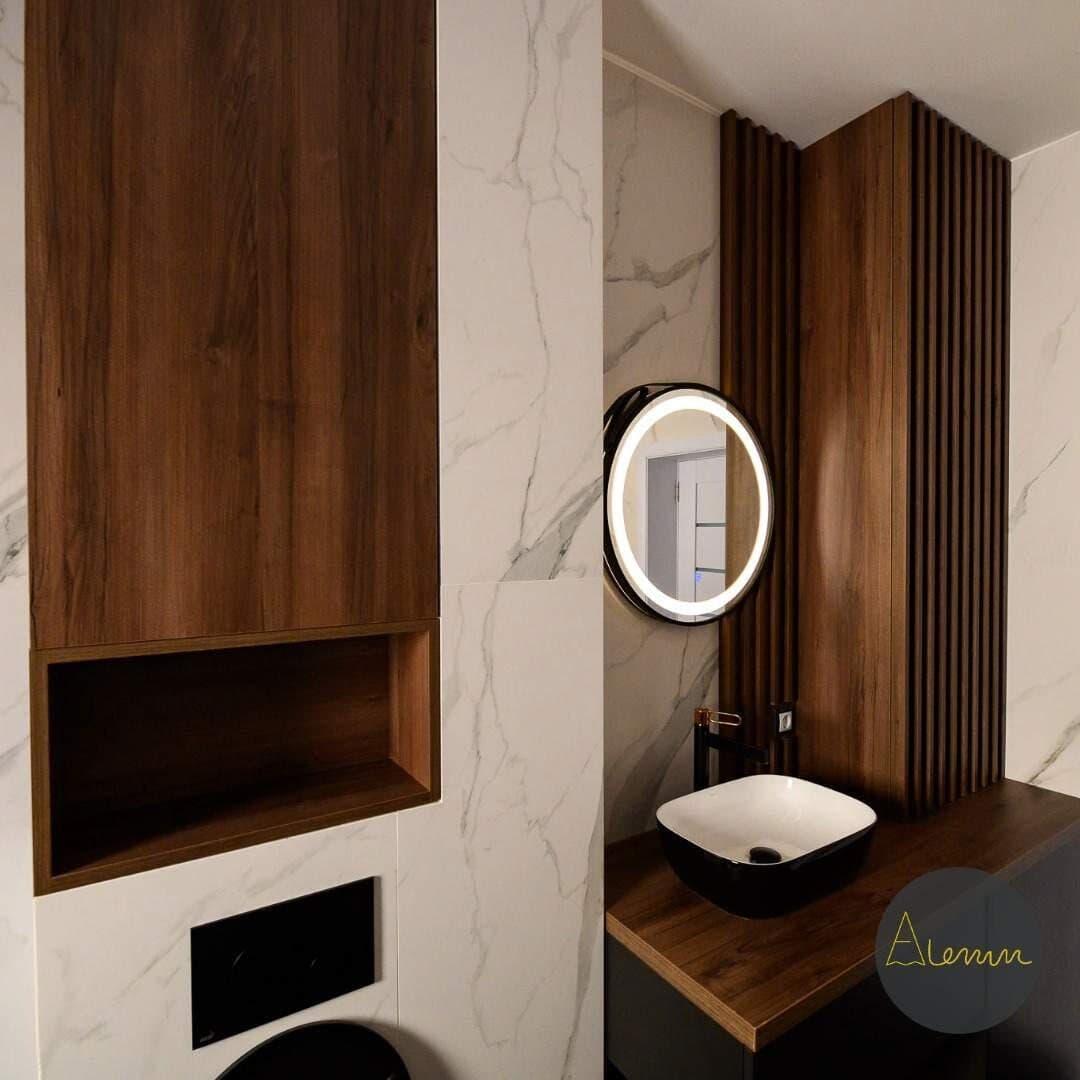 Nișă în decor lemn și lambriu, în baie cu aspect de marmură