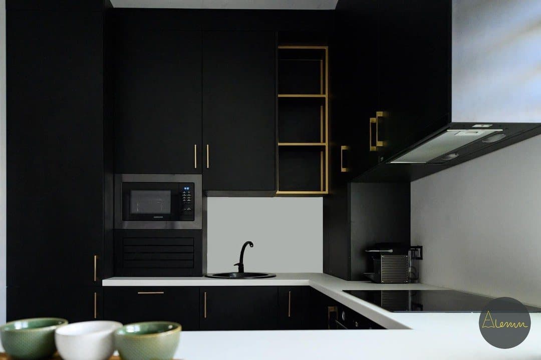 Corpuri negre cu vitrină în decor lemn și hotă