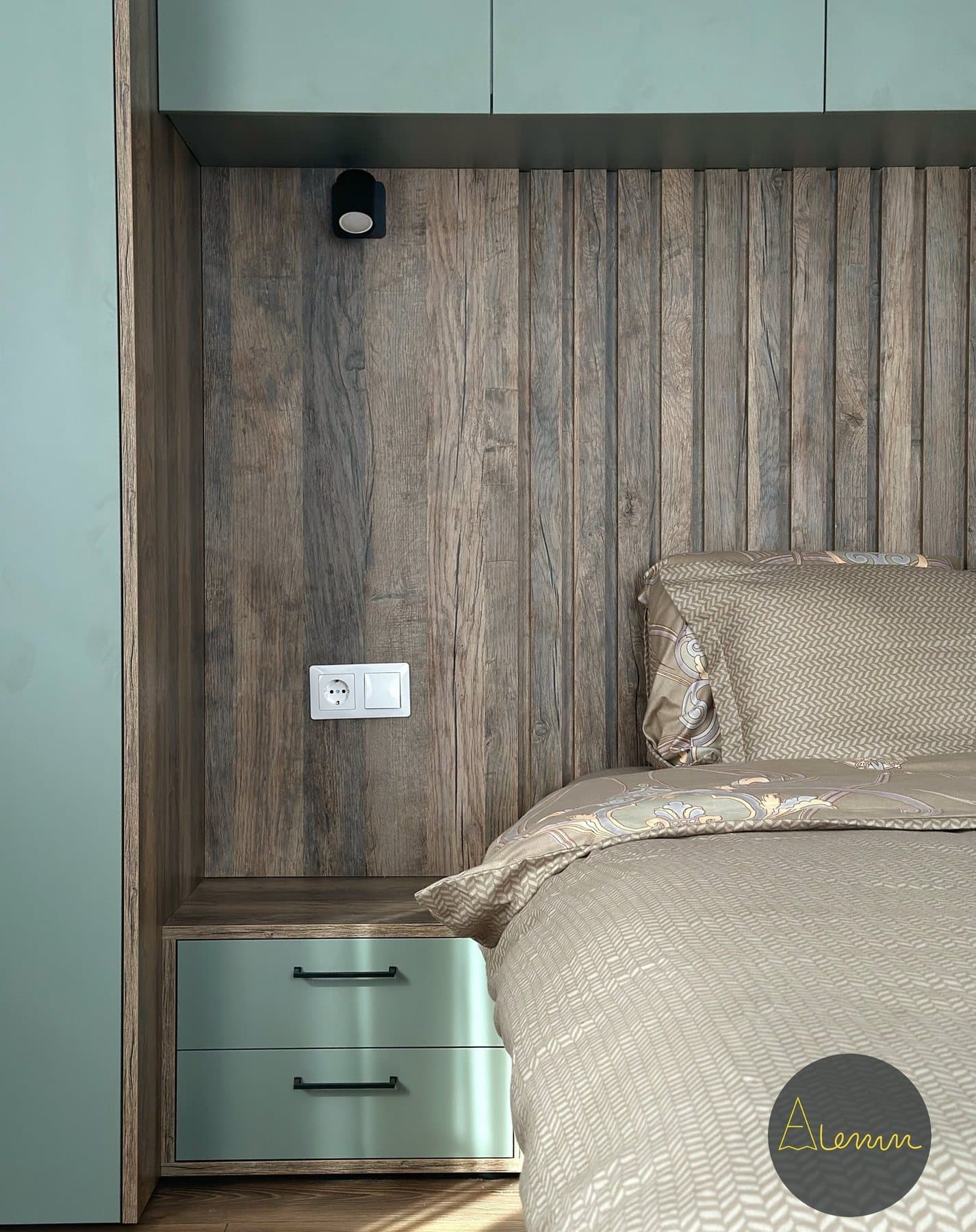 Noptieră verde lângă lambriul vertical în decor stejar