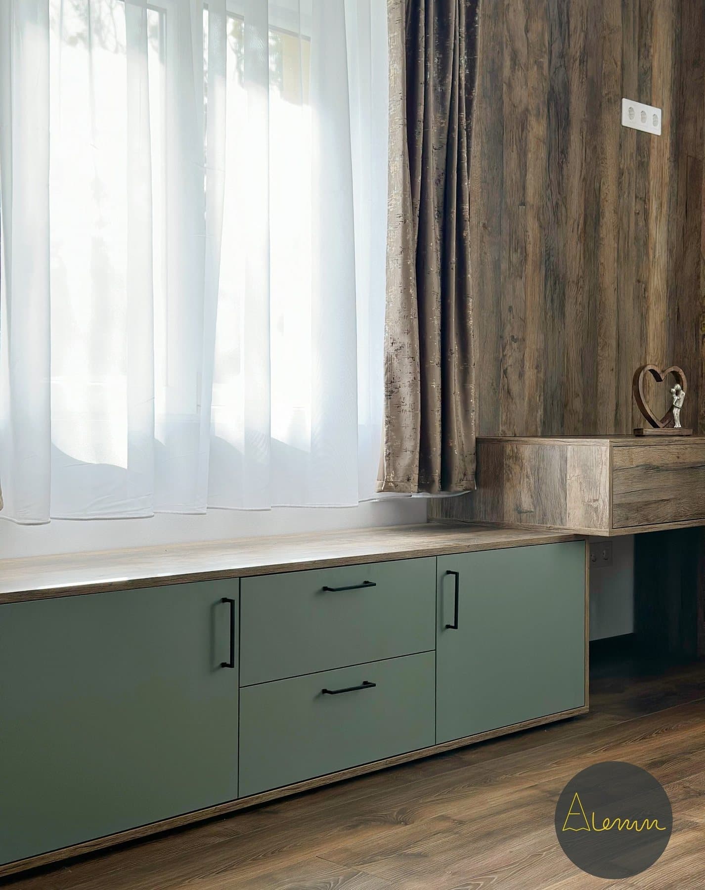 Comodă verde cu sertare sub fereastră și măsuță în decor stejar