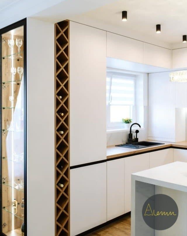 Coloană de vitrină și suport pentru sticle în decor lemn