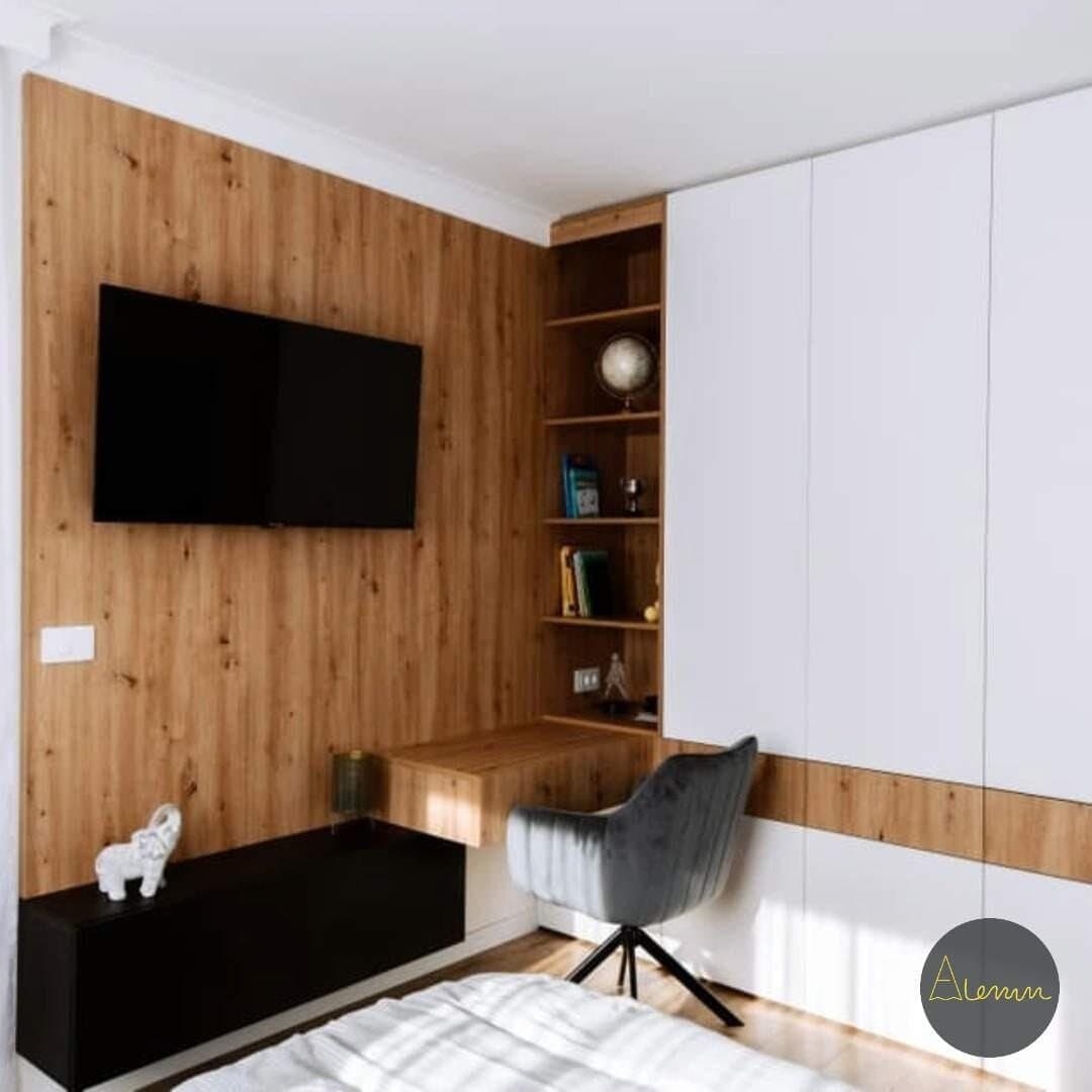 Cameră cu perete în decor stejar, televizor și birou