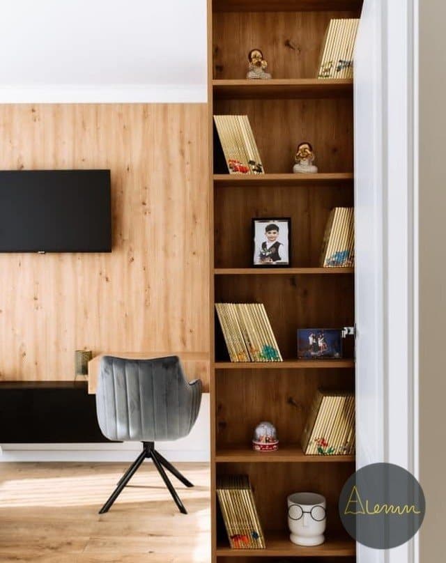 Bibliotecă înaltă în decor stejar lângă birou