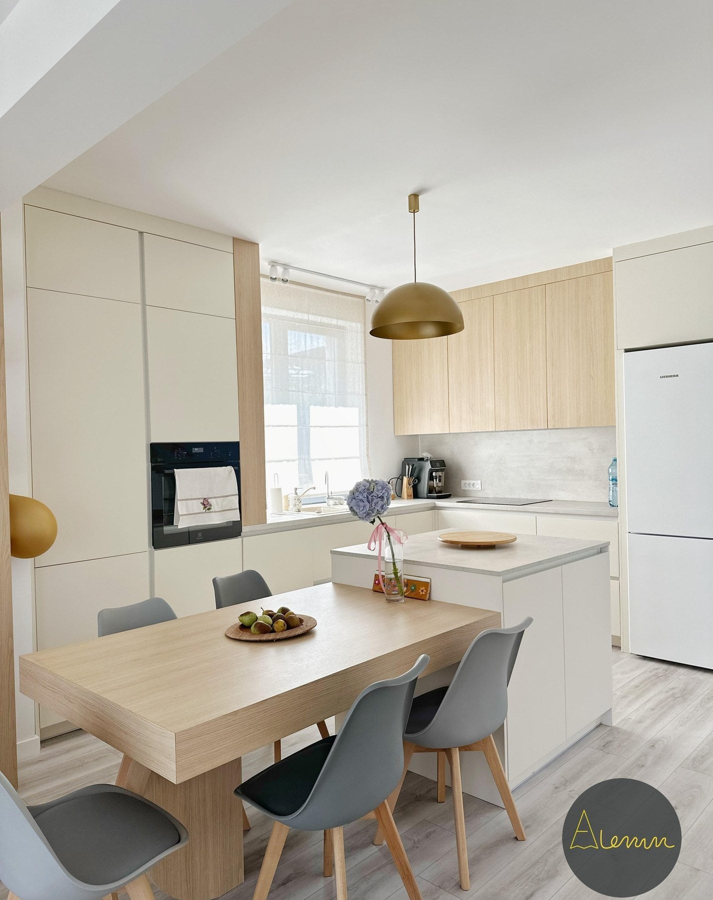 Bucătărie albă cu insulă și masă de dining, apartament din Bună Ziua, Cluj-Napoca