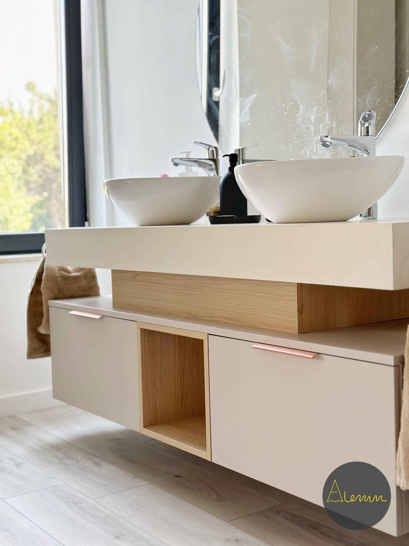 Mobilier de baie alb suspendat cu două lavoare și nișă în decor lemn
