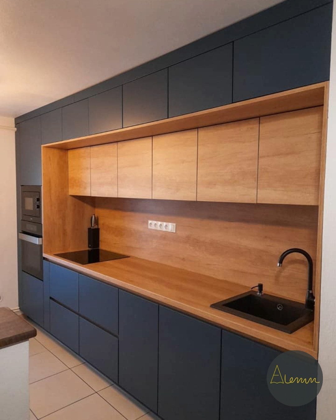 Bucătărie cu fronturi Albastru cosmos și nișă în decor Stejar Corbridge