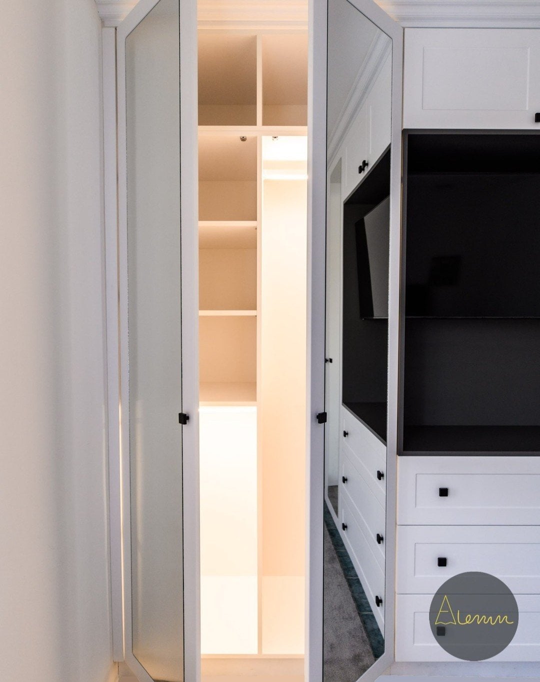 Dressing alb deschis, cu interior iluminat și rafturi